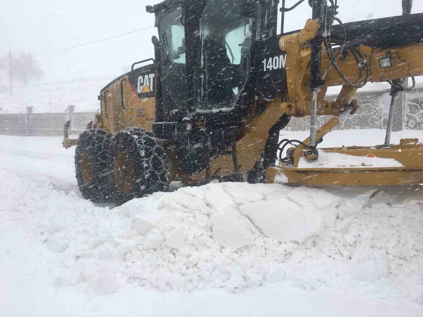 Gercüş’te kardan kapanan 45 köy yolu ulaşıma açıldı
