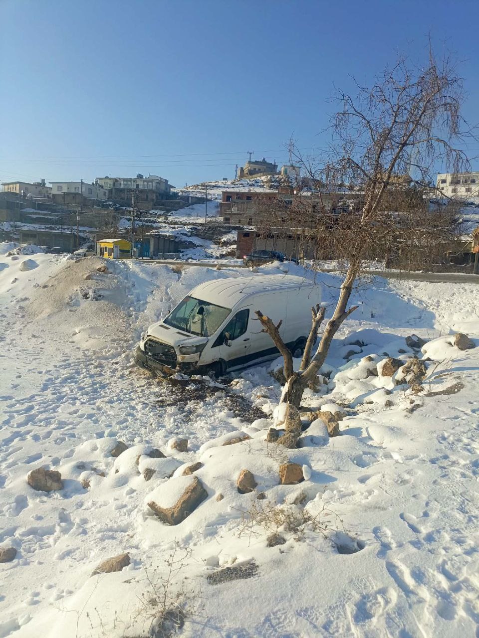 Gercüş’te minibüs şarampole devrildi: 3 yaralı
