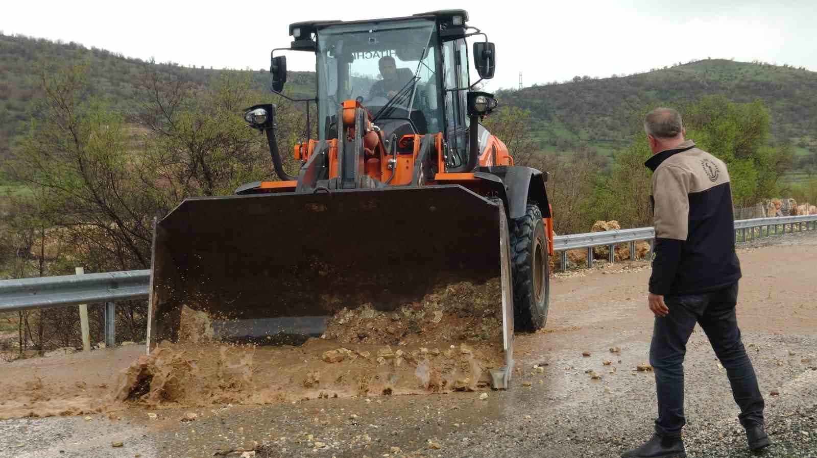 Gercüş’te sağanak yağış sel getirdi
