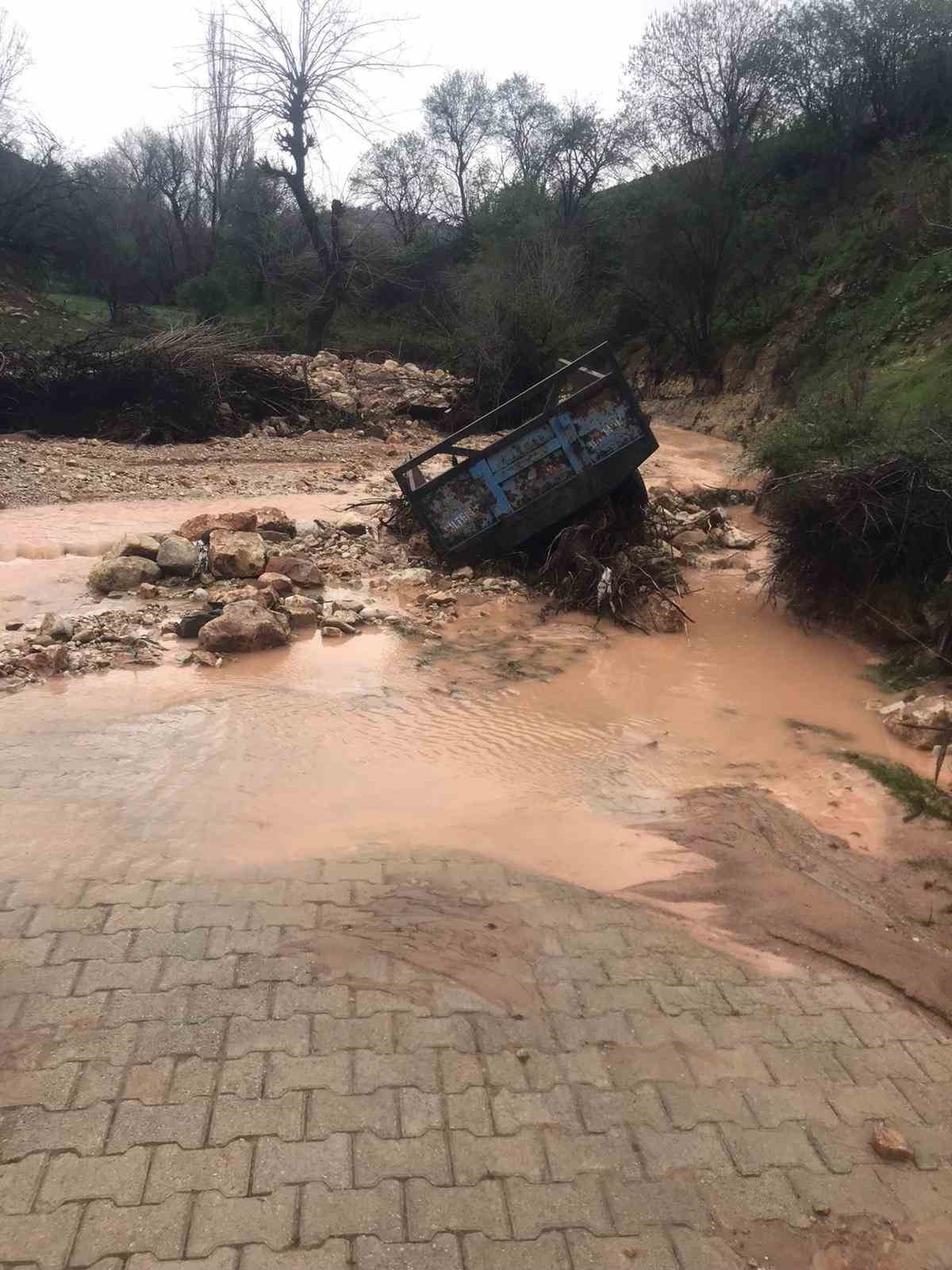 Gercüş’te sağanak yağış sel getirdi
