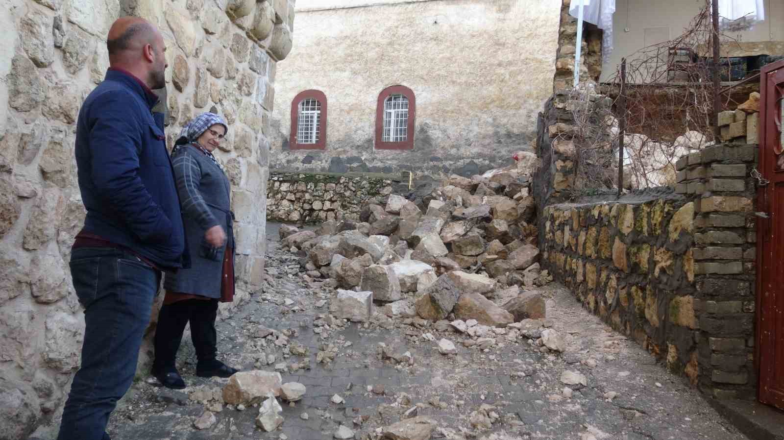 Gercüş’te sağanak yağışlara dayanamayan ev çöktü
