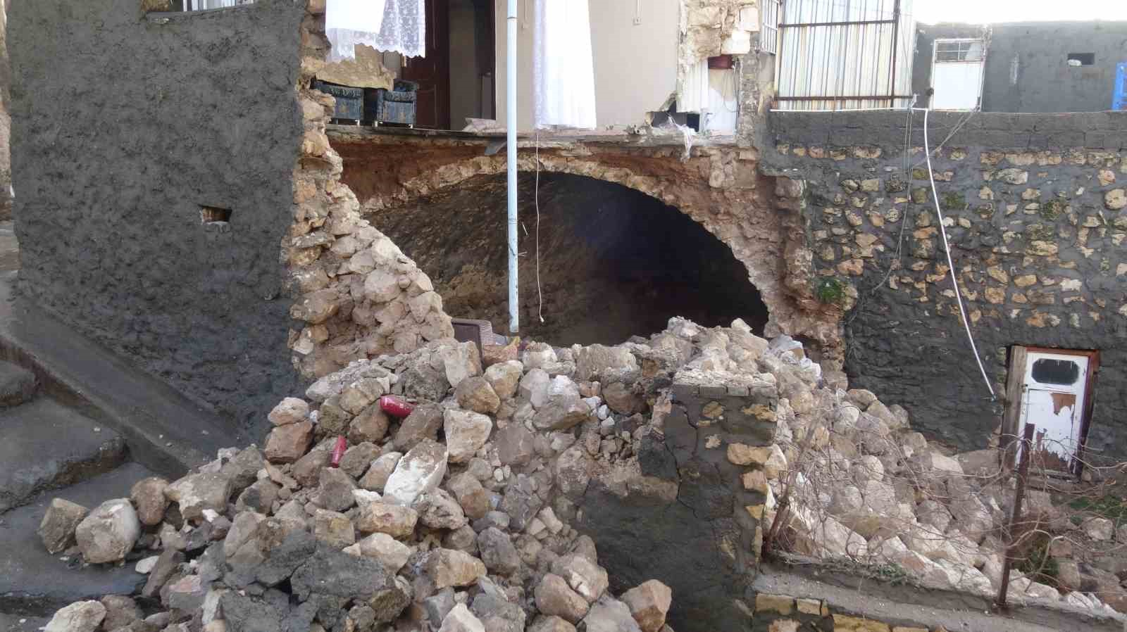 Gercüş’te sağanak yağışlara dayanamayan ev çöktü
