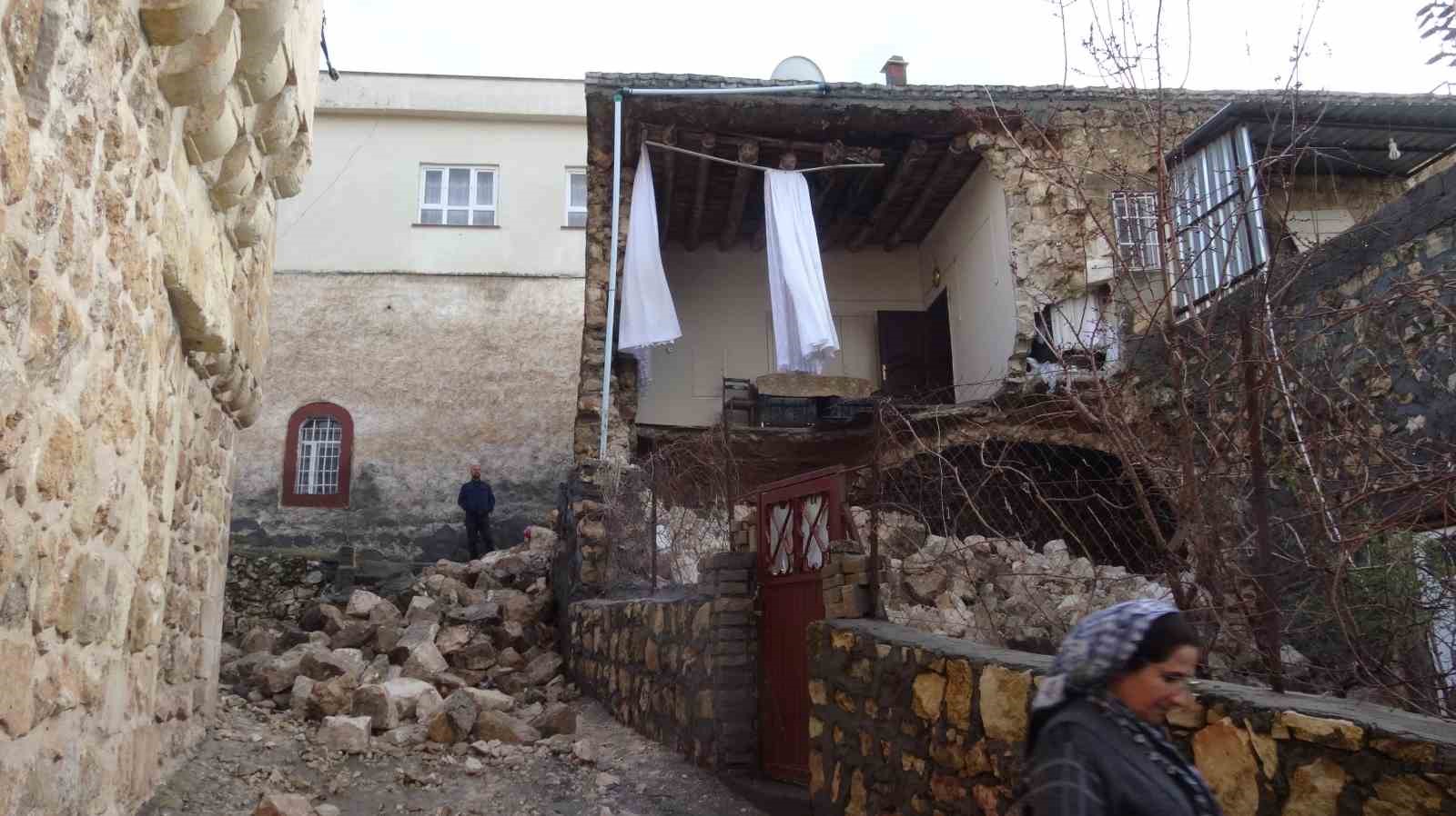 Gercüş’te sağanak yağışlara dayanamayan ev çöktü
