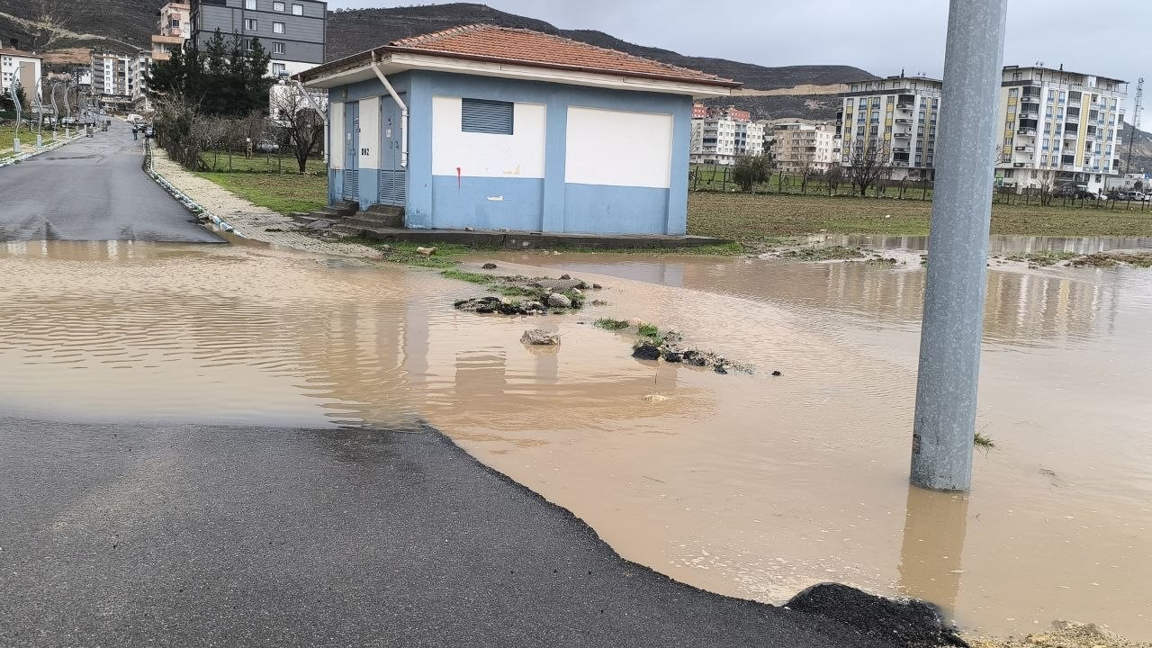 Gercüş’te şiddetli yağış ve fırtına
