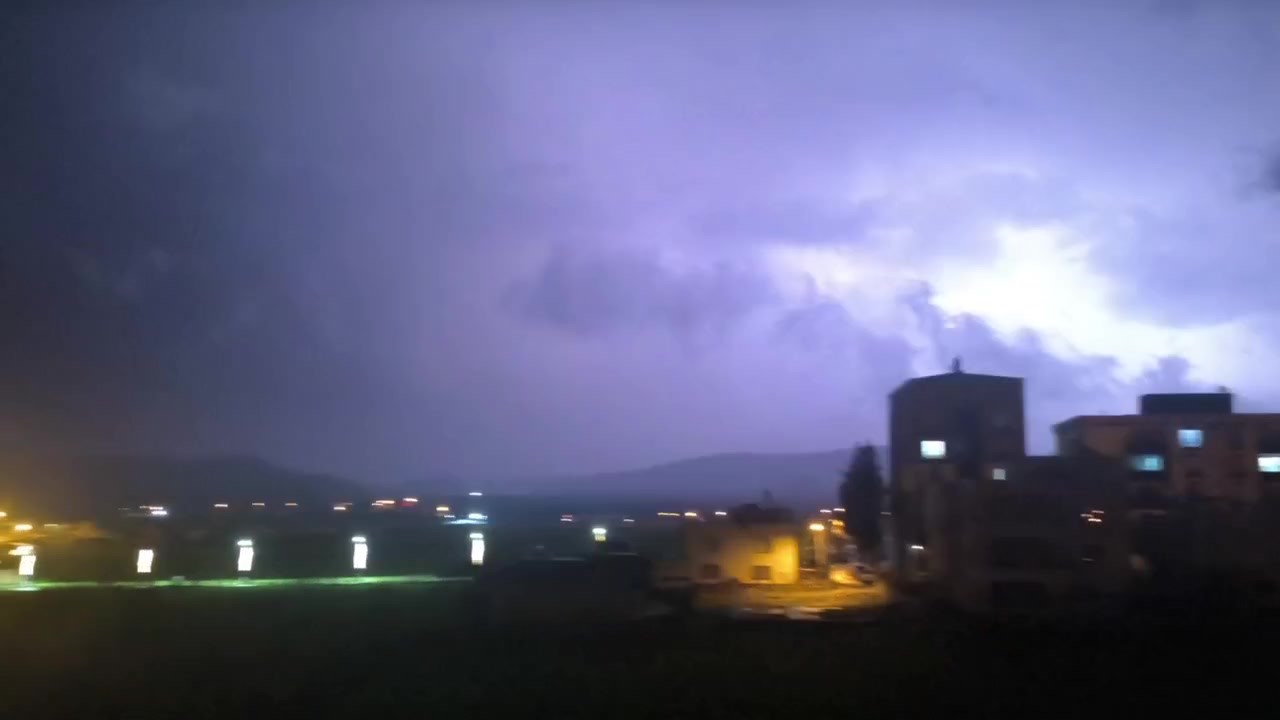 Gercüş’te şimşekler geceyi aydınlattı
