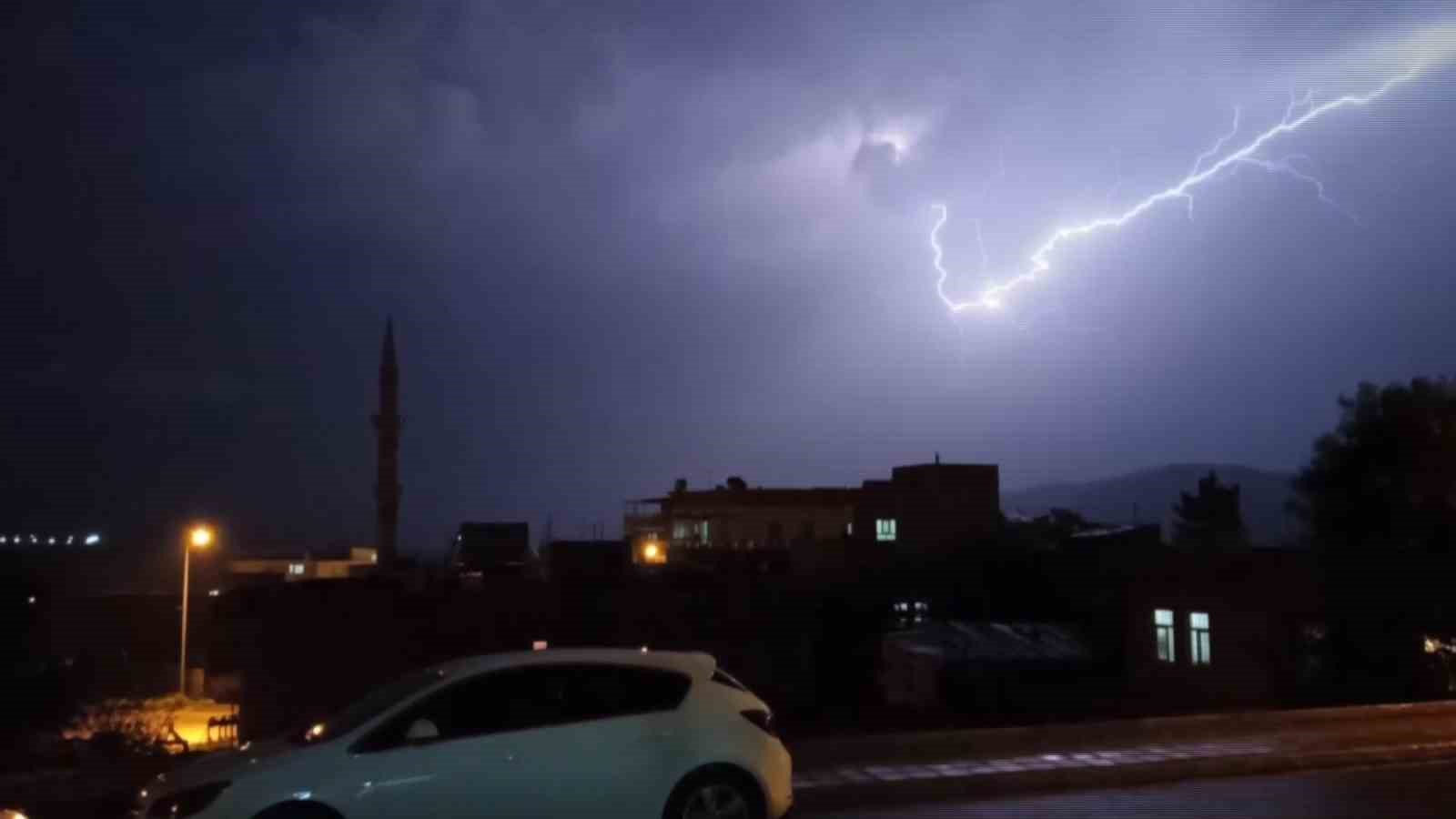 Gercüş’te şimşekler geceyi aydınlattı
