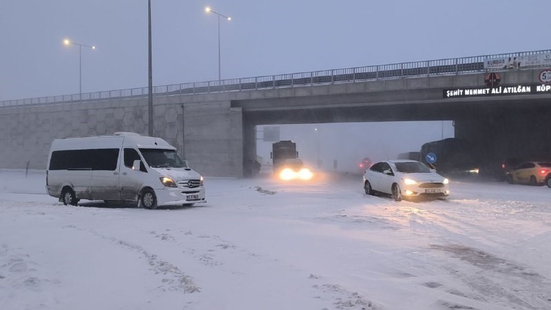 Gercüş’te yoğun kar geçit vermiyor
