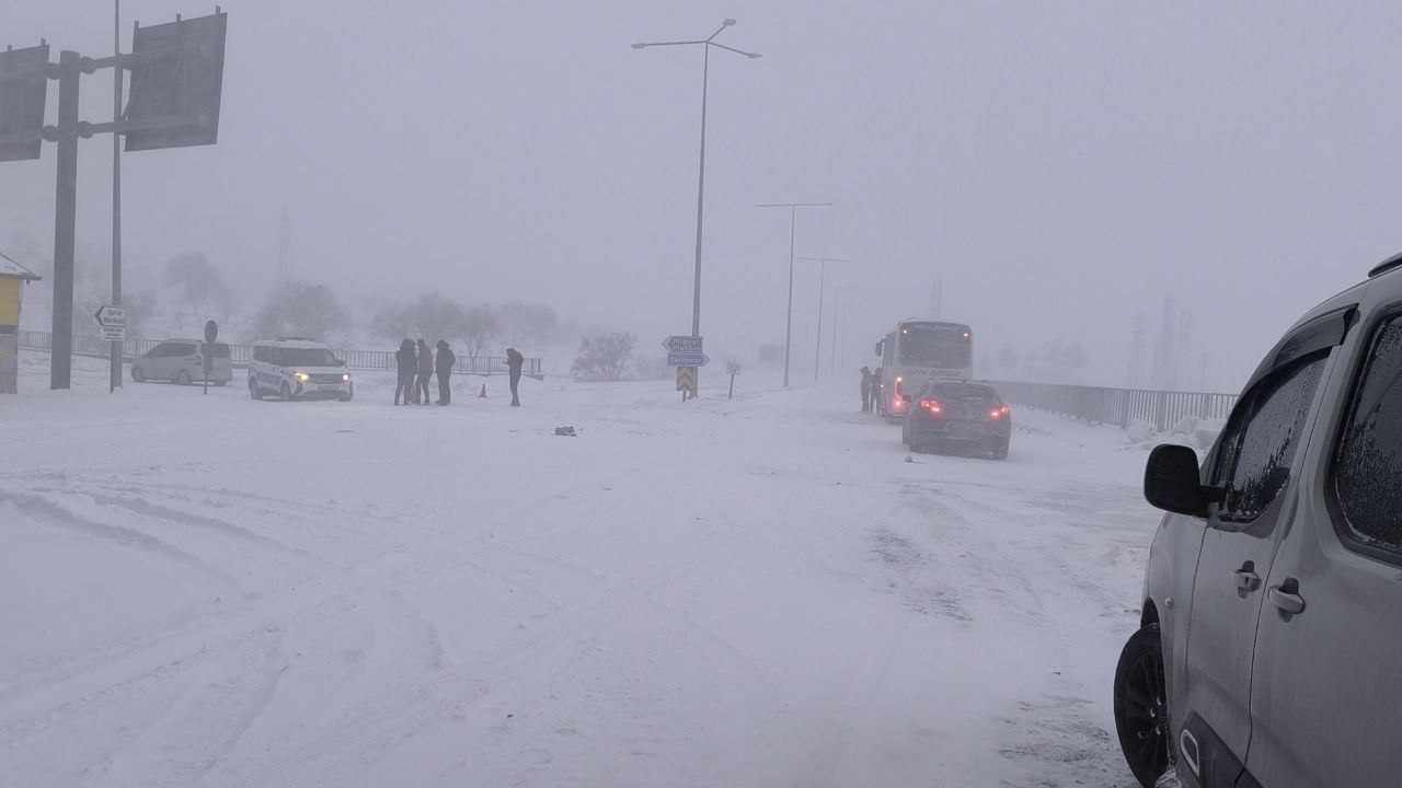 Gercüş’te yoğun kar geçit vermiyor
