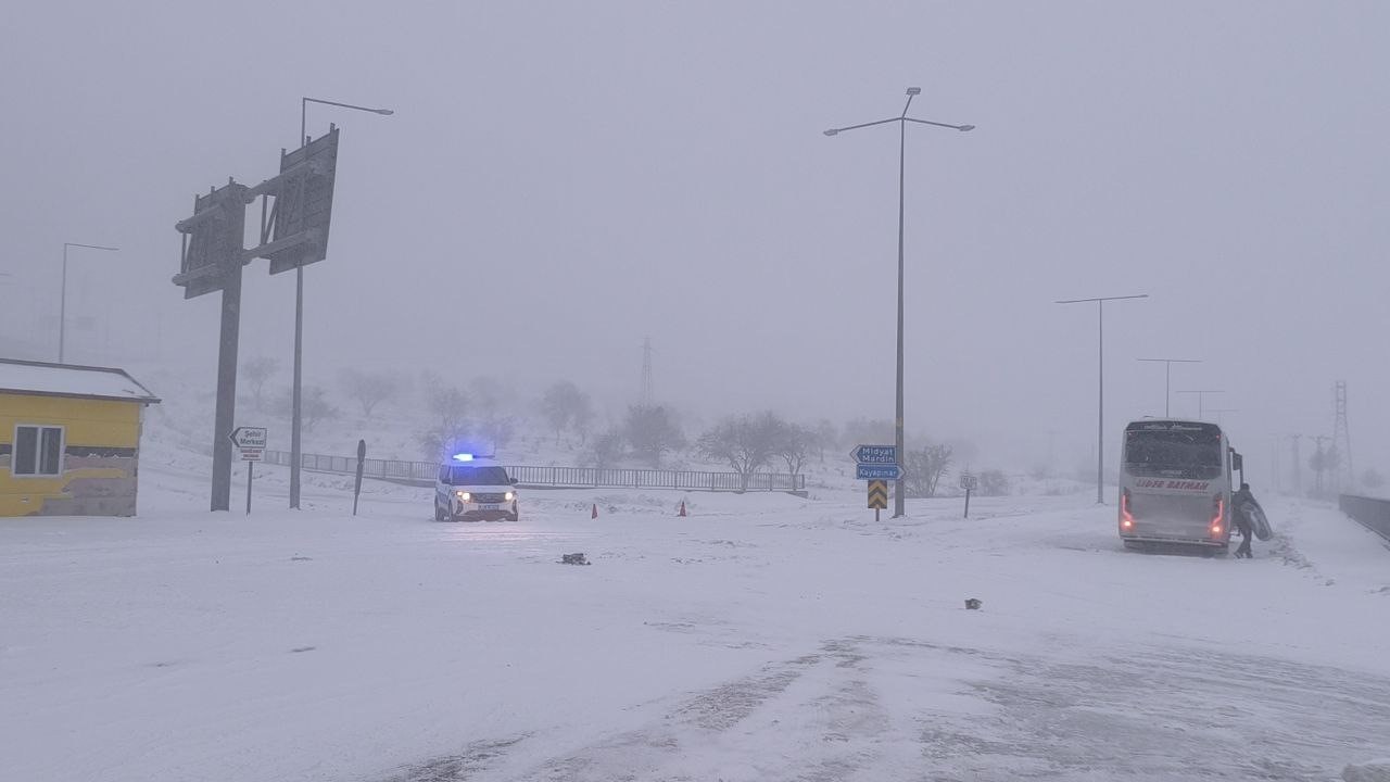 Gercüş’te yoğun kar geçit vermiyor
