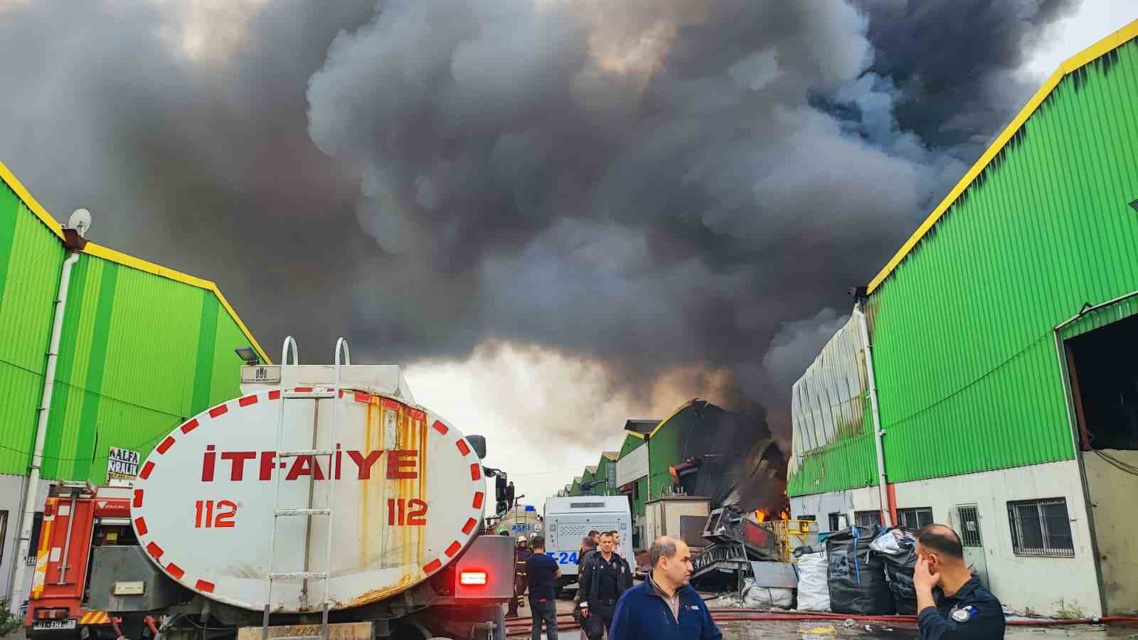 Geri dönüşüm fabrikasında çıkan yangına ekiplerin müdahalesi sürüyor
