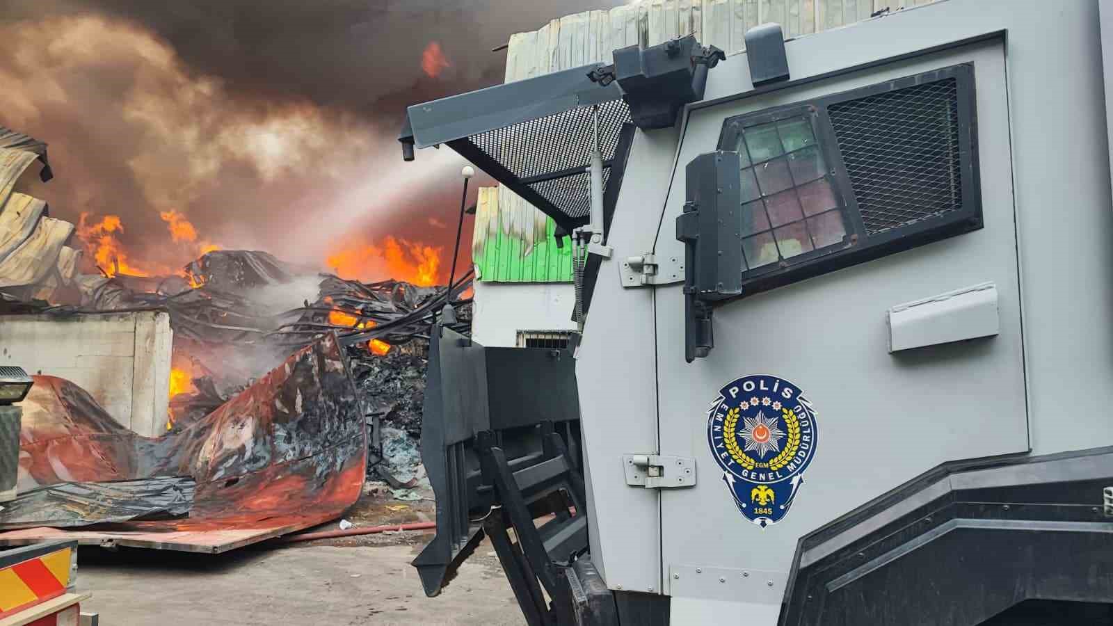 Geri dönüşüm fabrikasında çıkan yangına ekiplerin müdahalesi sürüyor
