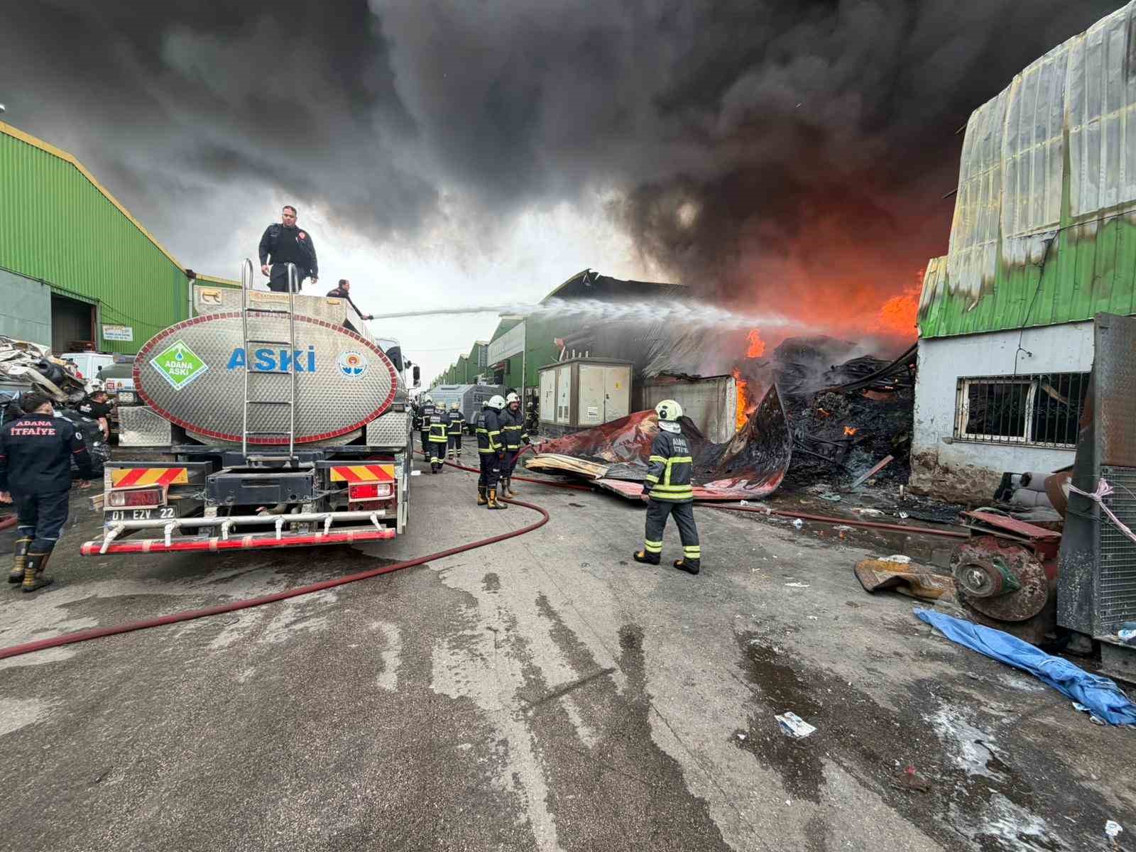 Geri dönüşüm fabrikasında çıkan yangına ekiplerin müdahalesi sürüyor
