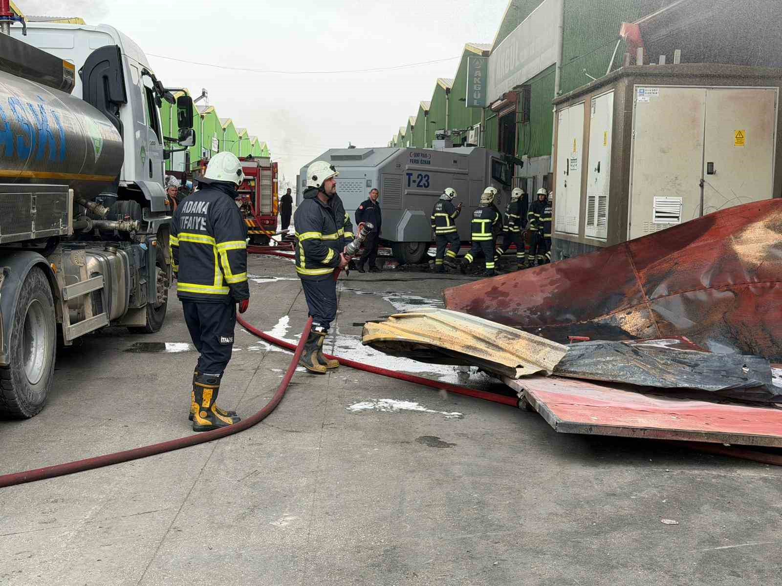 Geri dönüşüm fabrikasında çıkan yangına ekiplerin müdahalesi sürüyor

