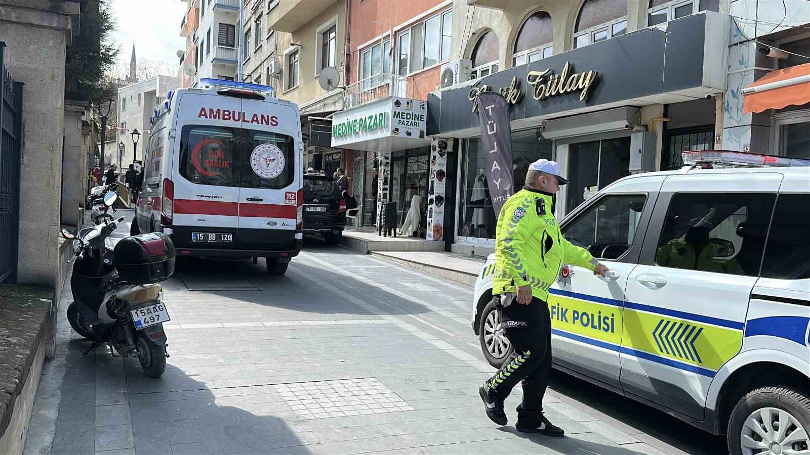 Geri manevra sırasında kaldırımda oturan yaşlı kadına çarpan sürücüye ’neden çarptın’ sitemi
