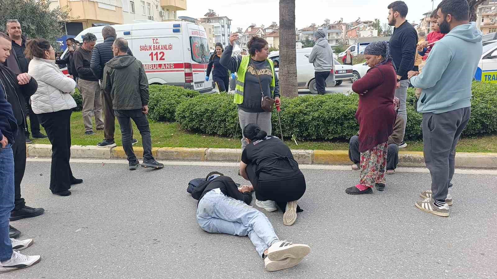 Geri manevra yapan kamyonete çarpan motosikletteki 2 kişi yaralandı
