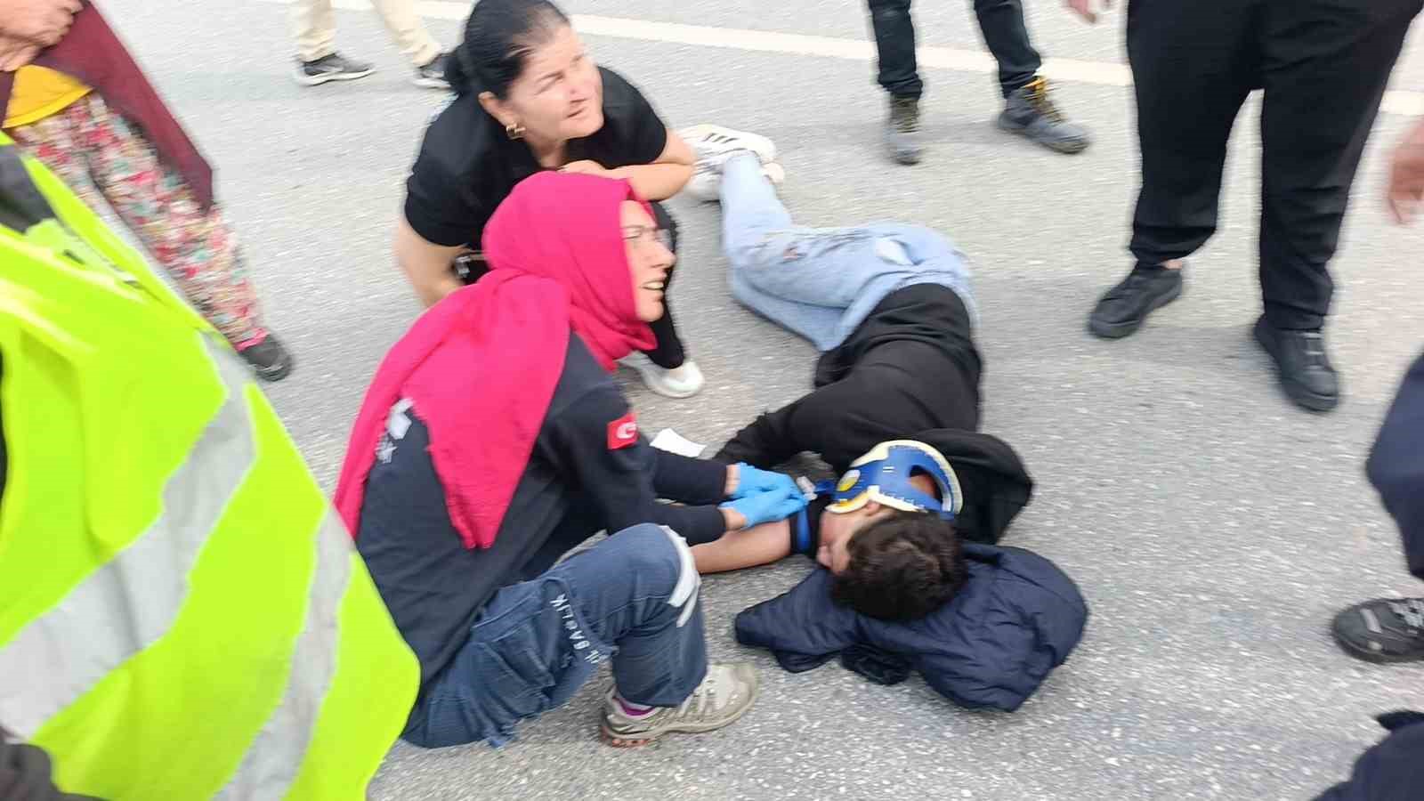 Geri manevra yapan kamyonete çarpan motosikletteki 2 kişi yaralandı
