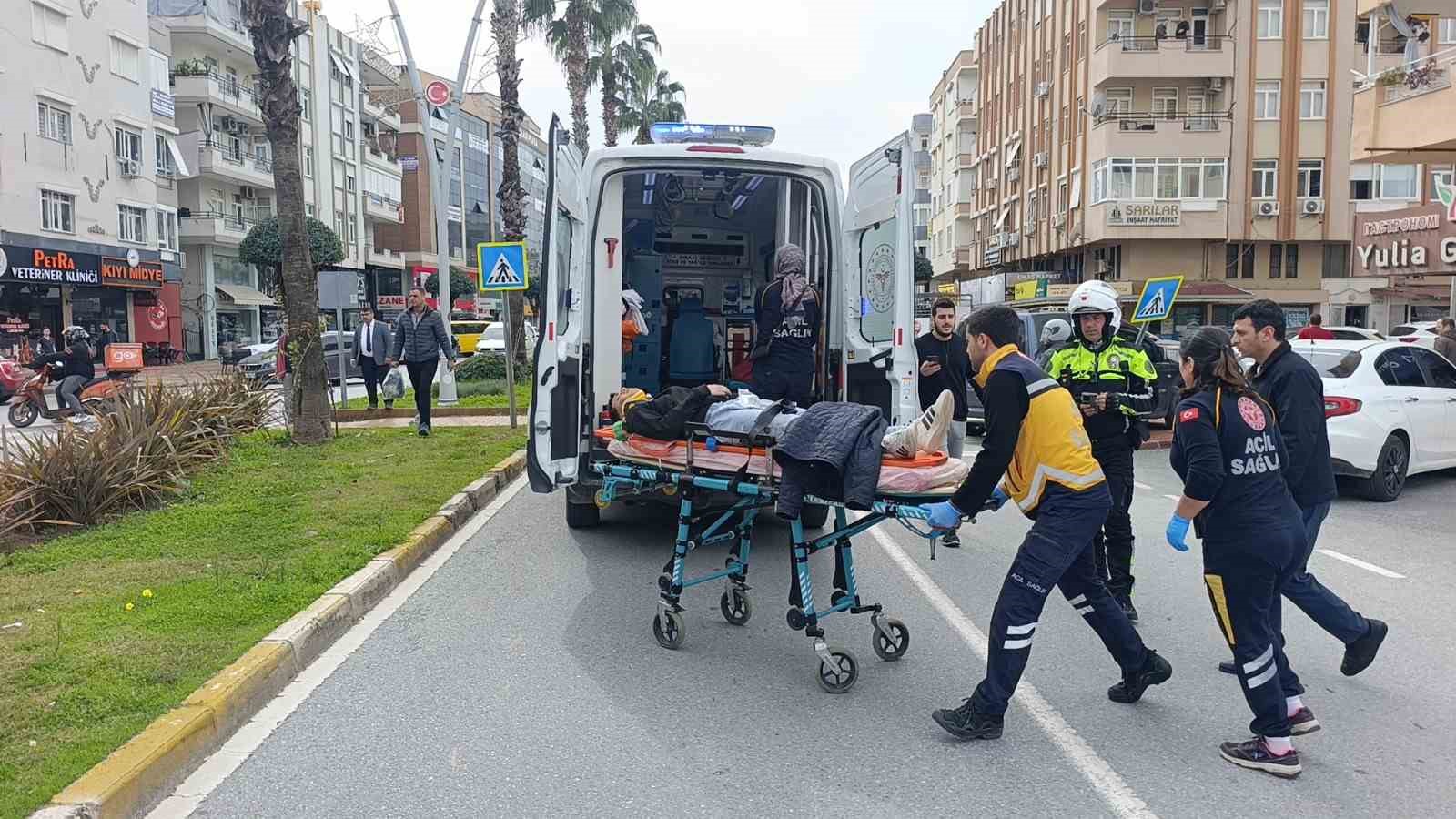 Geri manevra yapan kamyonete çarpan motosikletteki 2 kişi yaralandı
