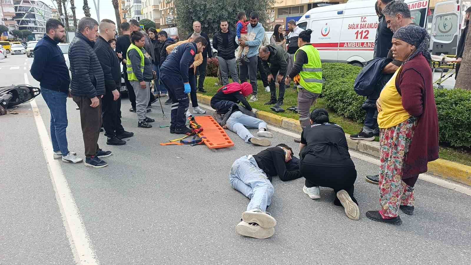 Geri manevra yapan kamyonete çarpan motosikletteki 2 kişi yaralandı
