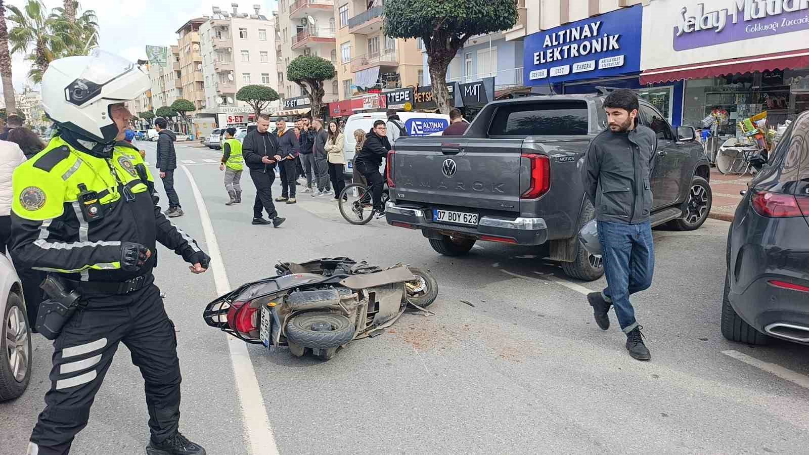 Geri manevra yapan kamyonete çarpan motosikletteki 2 kişi yaralandı
