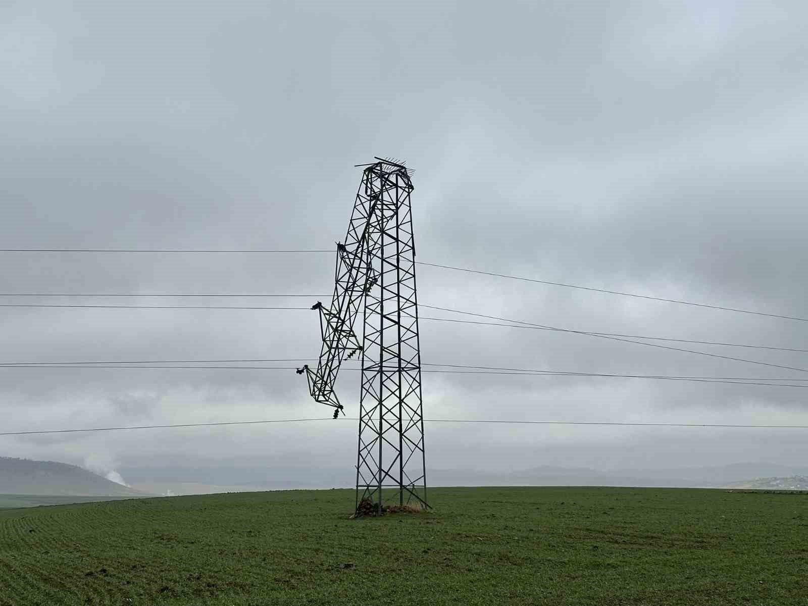 Gerilim hattındaki hırsızlıkta direkler devrildi, alternatif hatlar sayesinde ilçe elektriksiz kalmadı
