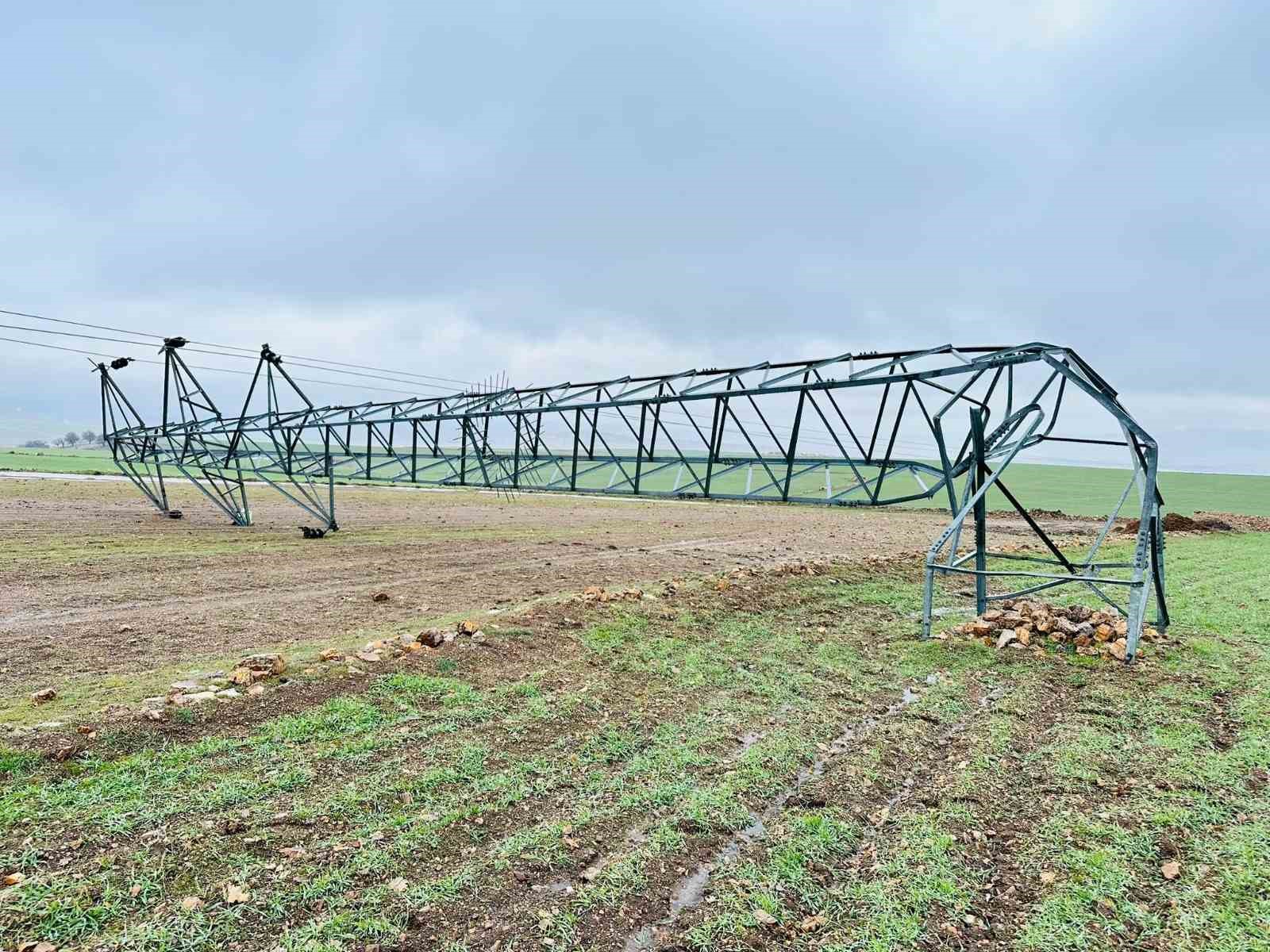 Gerilim hattındaki hırsızlıkta direkler devrildi, alternatif hatlar sayesinde ilçe elektriksiz kalmadı
