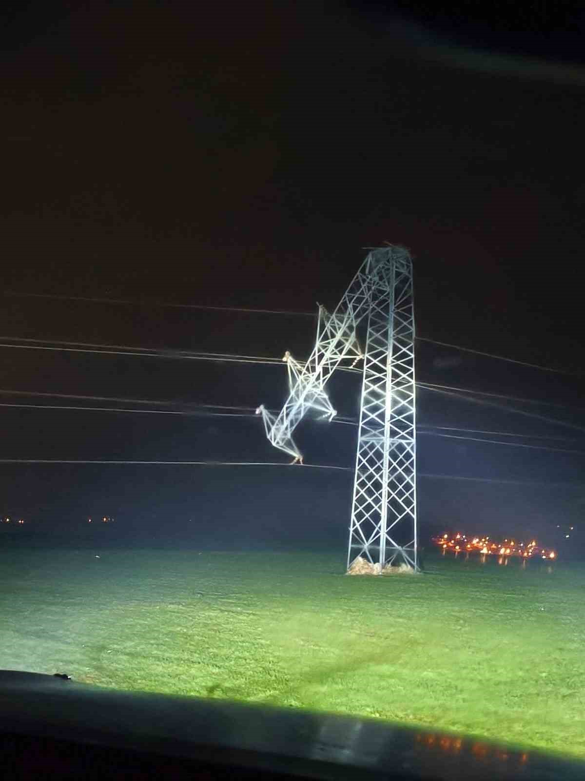 Gerilim hattındaki hırsızlıkta direkler devrildi, alternatif hatlar sayesinde ilçe elektriksiz kalmadı
