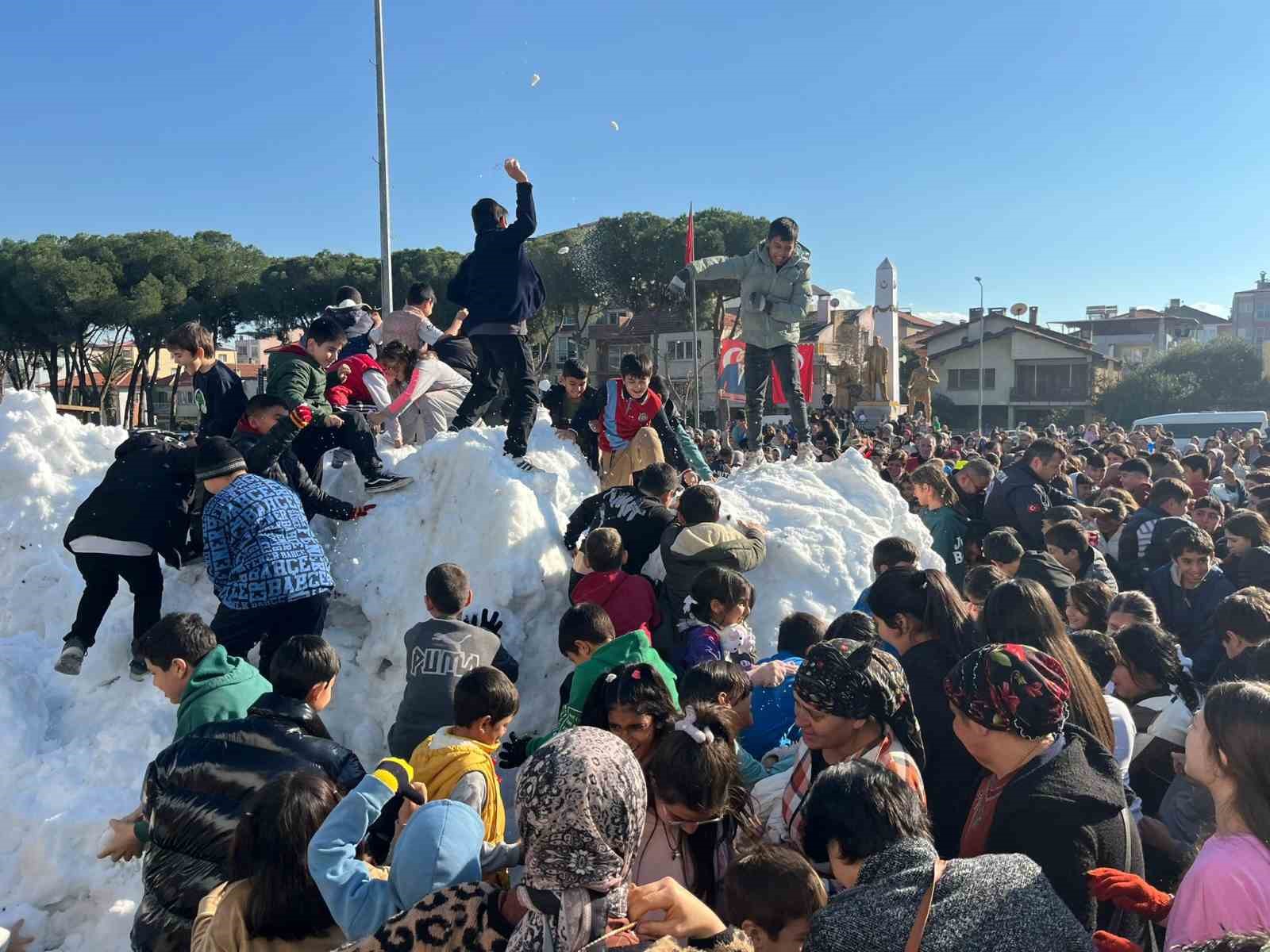 Germencik Belediyesi’nden karnelerini alan çocuklara "kar" sürprizi

