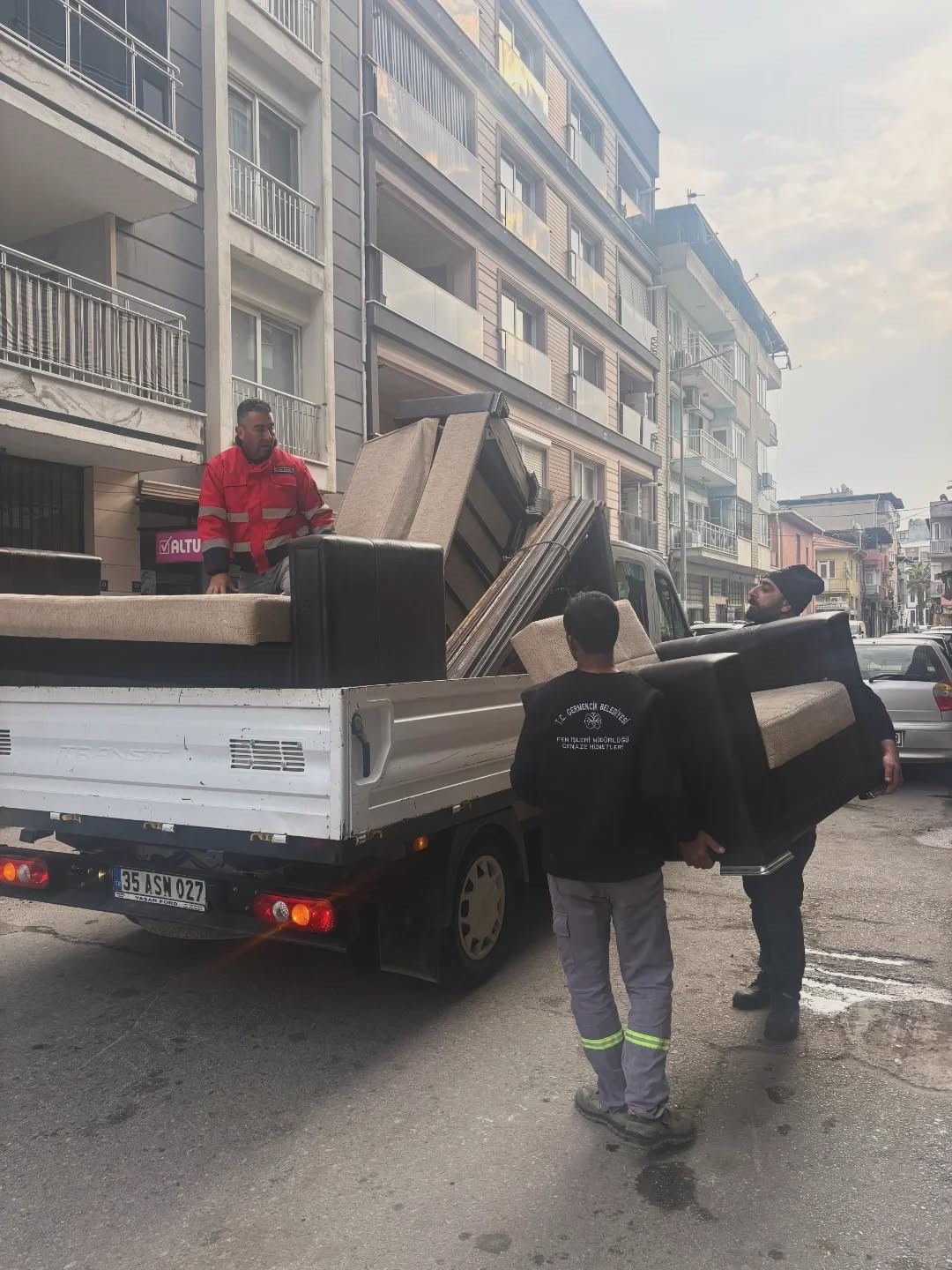 Germencik Belediyesi’nin ihtiyaç sahiplerine eşya desteği sürüyor
