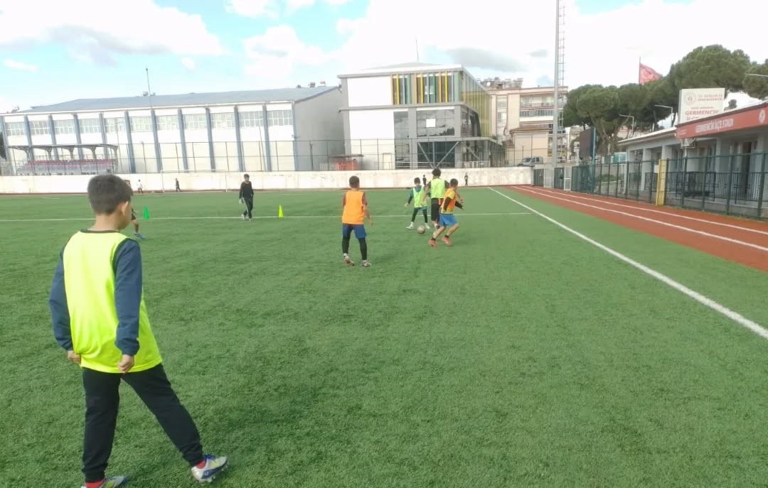 Germencik Belediyesporlu minikler tatilde sahayı boş bırakmadı
