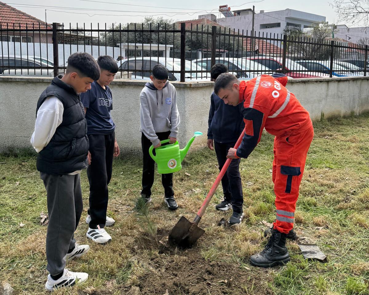 Germencik’te hem fidan diktiler hem de dağıttılar

