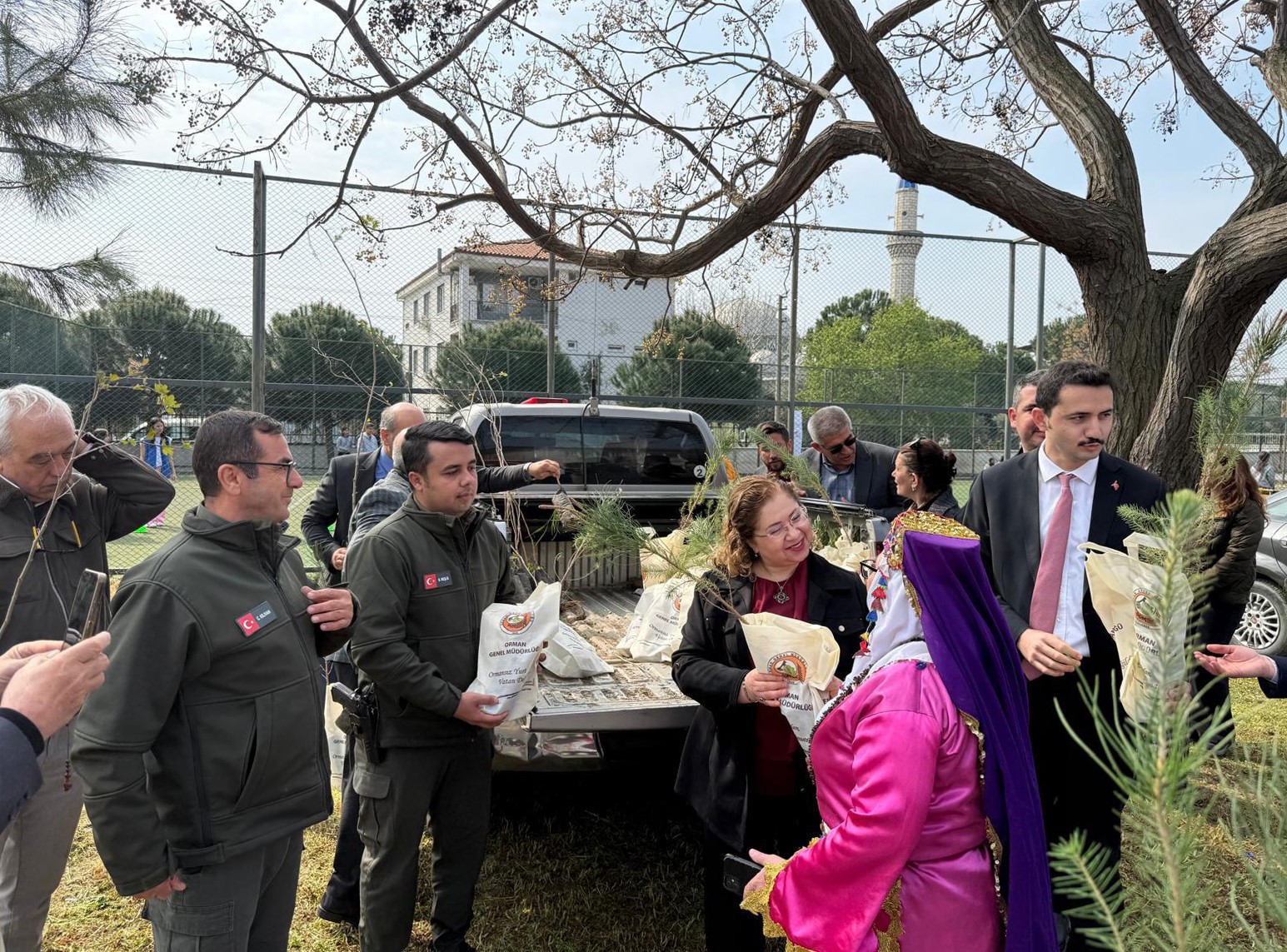 Germencik’te hem fidan diktiler hem de dağıttılar
