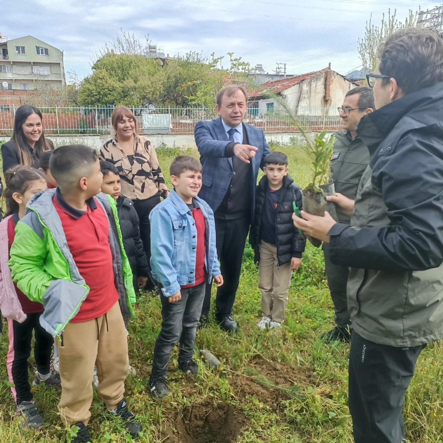 Germencik’te özel öğrenciler Orman Haftası’nda fidan dikti
