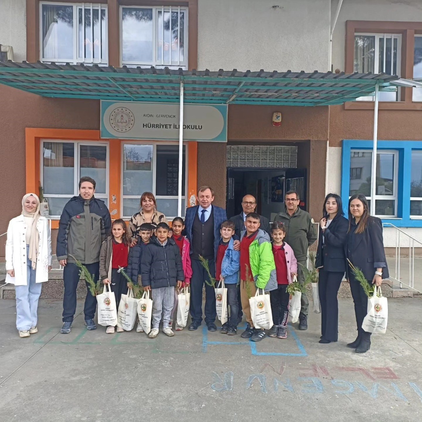 Germencik’te özel öğrenciler Orman Haftası’nda fidan dikti
