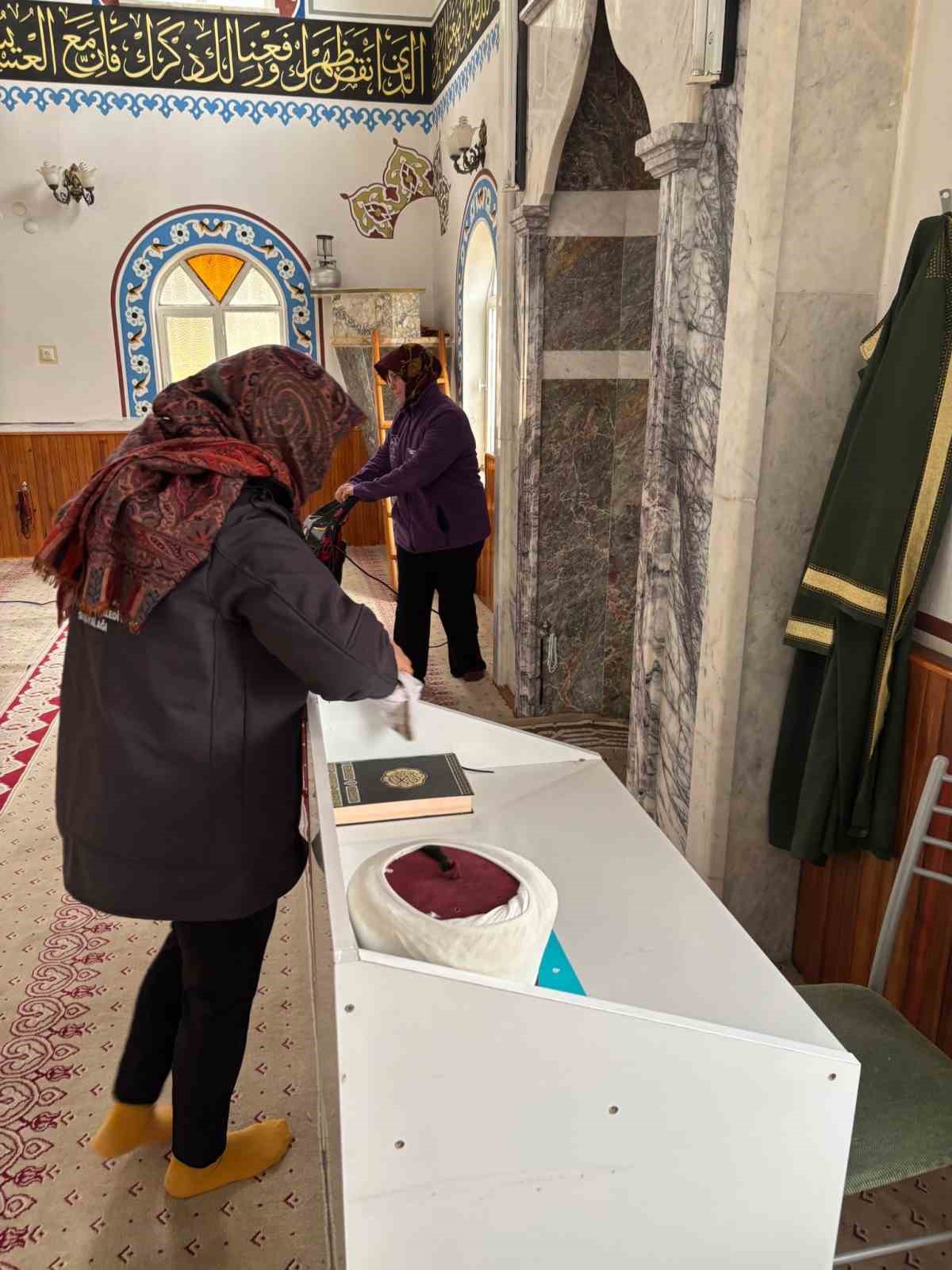 Germencik’te Ramazan ayı öncesi camiler temizlendi
