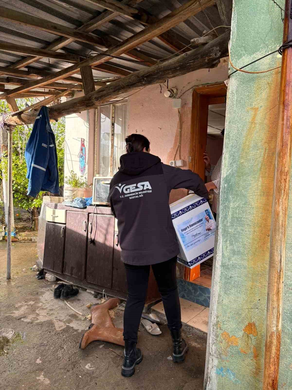 Germencik’te Ramazan kolilerinin dağıtımı sürüyor
