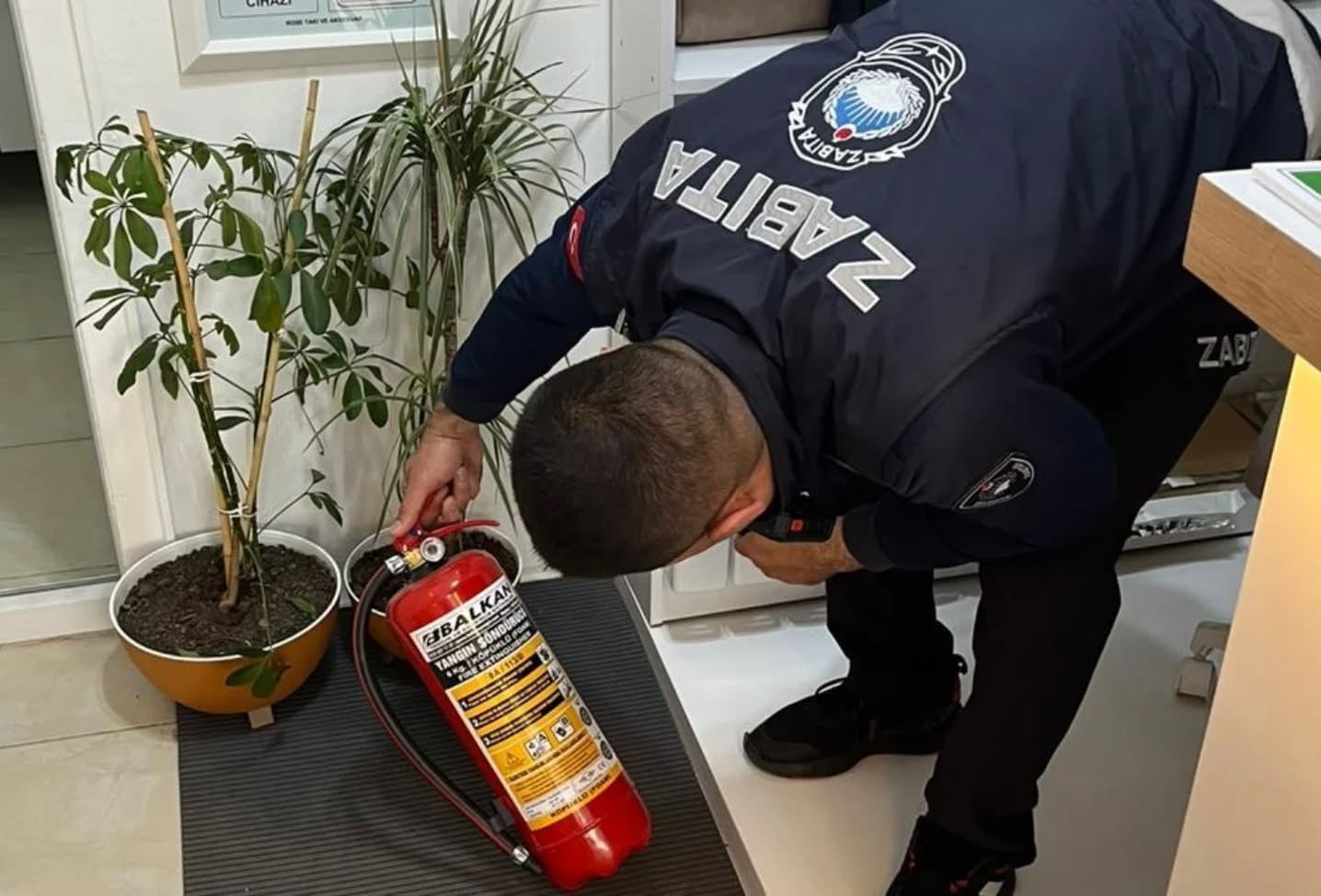 Germencik’te ruhsatlar kontrol edildi
