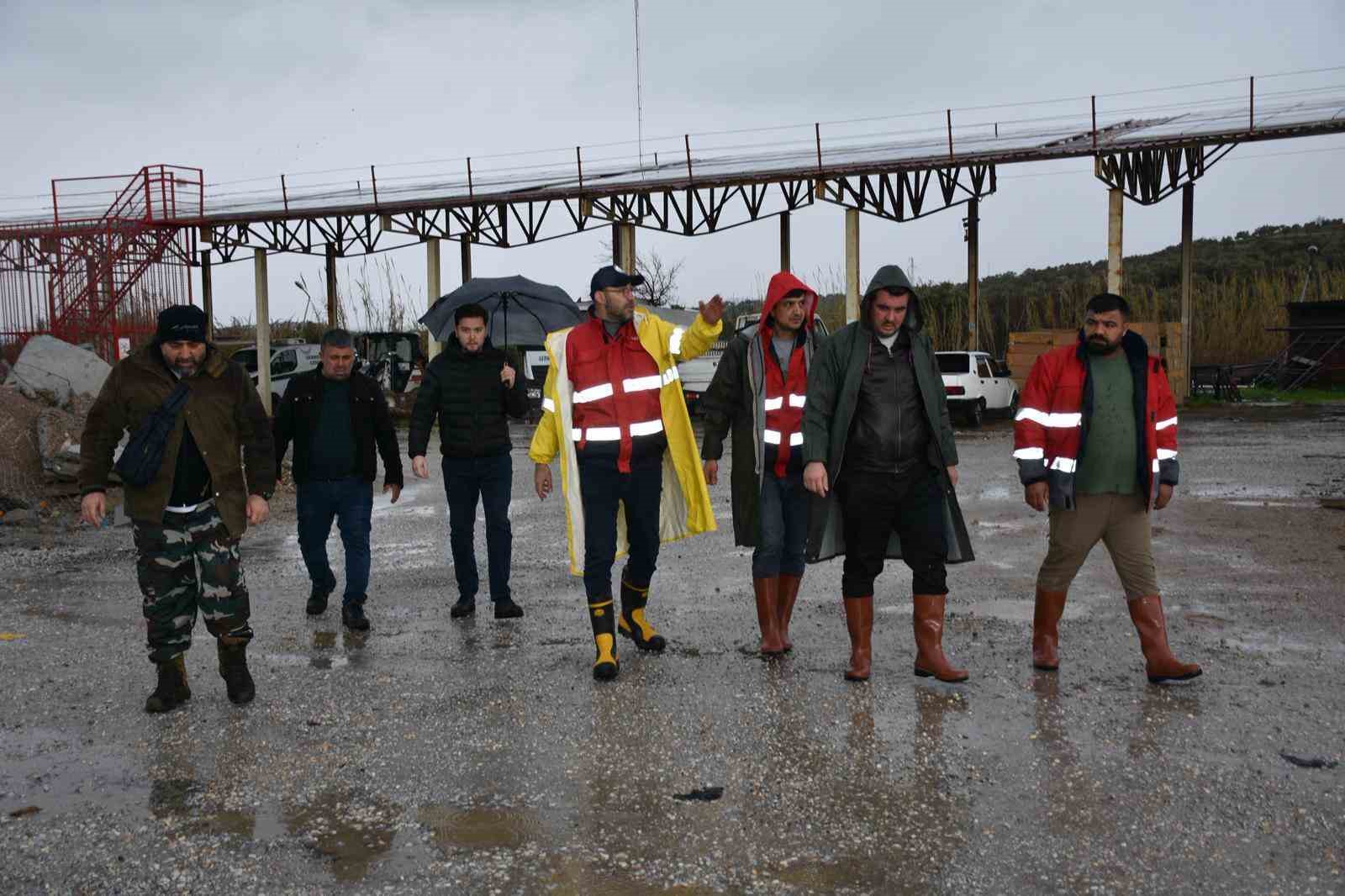 Germencik’te sağanak yağış sonrası başkan çizmeleri giyip sokağa çıktı

