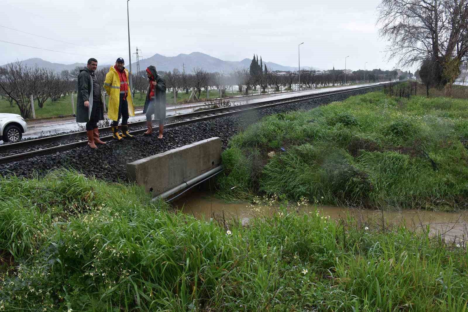 Germencik’te sağanak yağış sonrası başkan çizmeleri giyip sokağa çıktı
