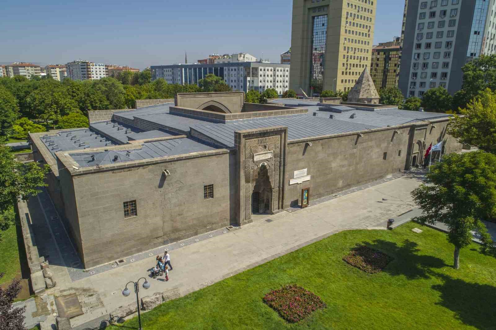 Gevher Nesibe Tıp Tarihi Müzesi’ne hayran kaldılar
