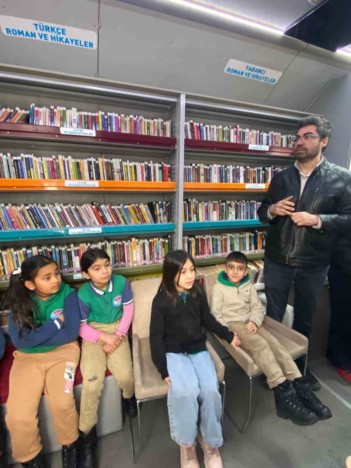 Gezici kütüphane Kırşehir’de 200 kitabı öğrenci ile buluşturdu
