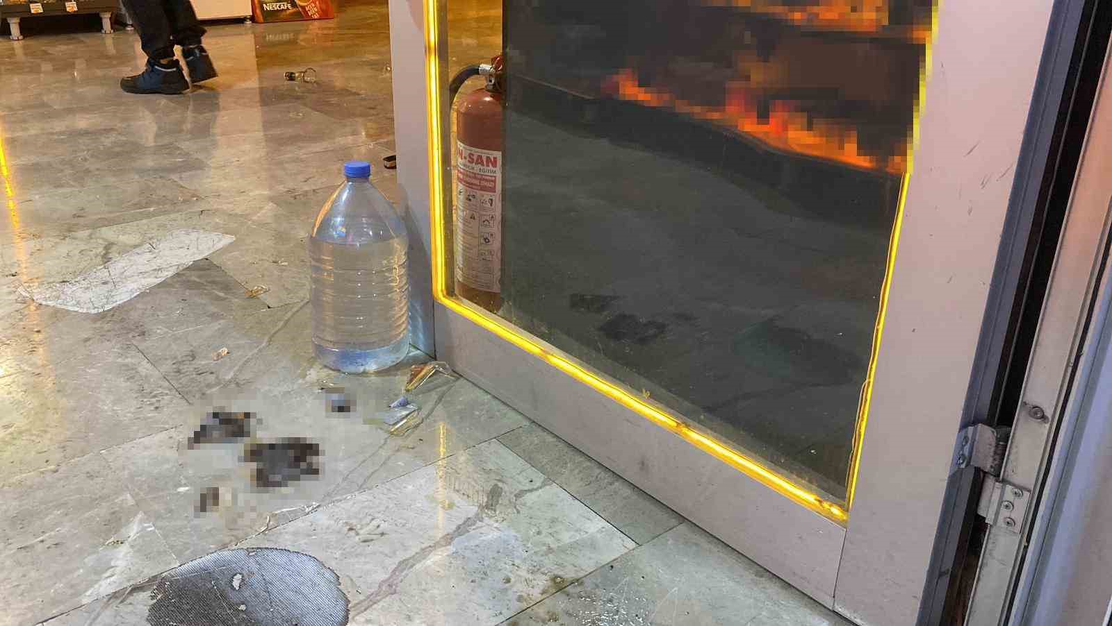 Girdiği markette raftaki şişeleri kırdı
