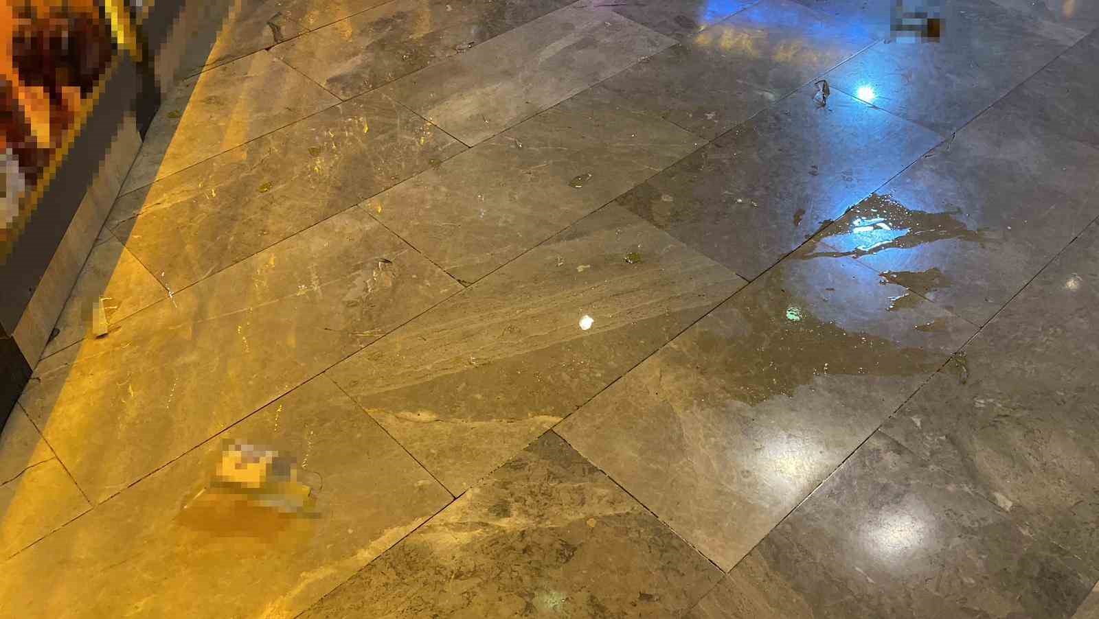 Girdiği markette raftaki şişeleri kırdı
