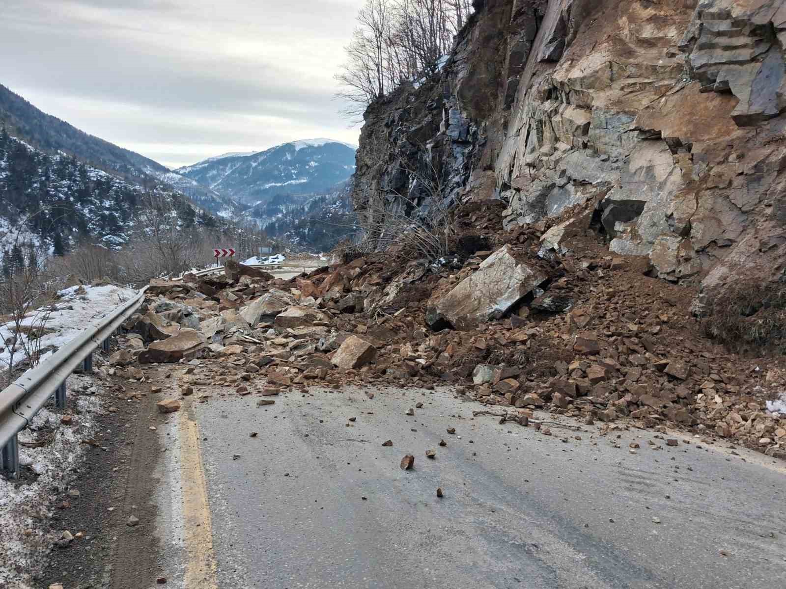Giresun-Sivas kara yolunda heyelan: Yol kontrollü olarak ulaşıma açıldı
