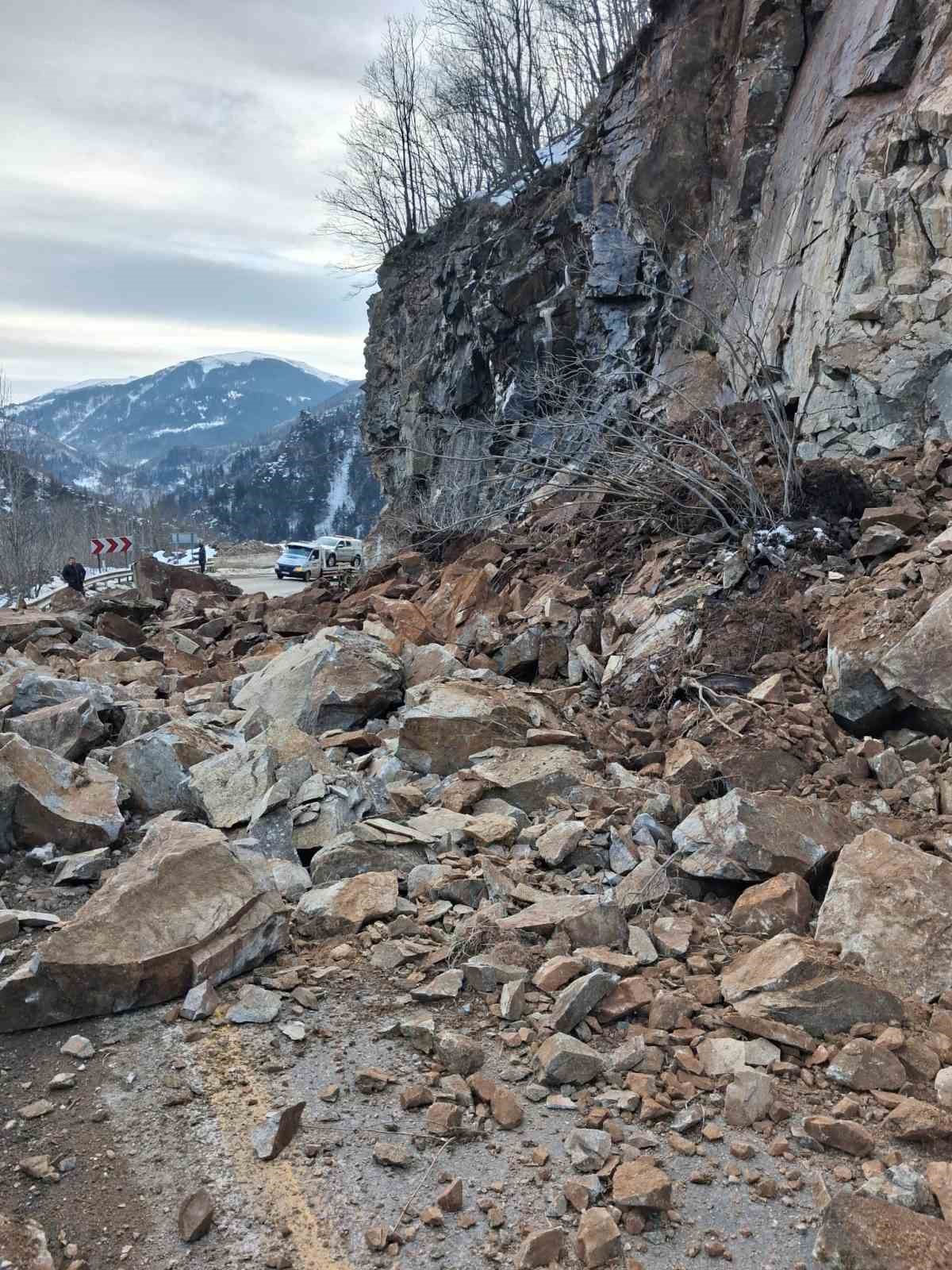Giresun-Sivas kara yolunda heyelan: Yol kontrollü olarak ulaşıma açıldı
