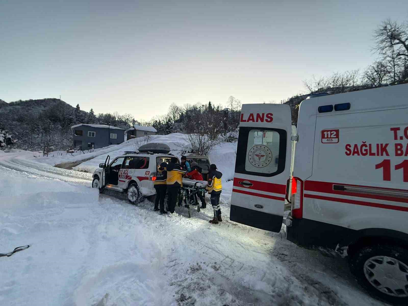 Giresun UMKE, kar nedeniyle ulaşılamayan köyde hastaya umut oldu
Giresun UMKE, kar nedeniyle ulaşılamayan köyde hastaya umut oldu