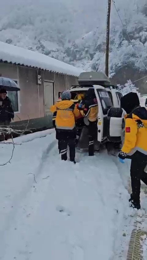 Giresun’da 79 yaşındaki hastanın imdadına arazi tipi ambulans yetişti
