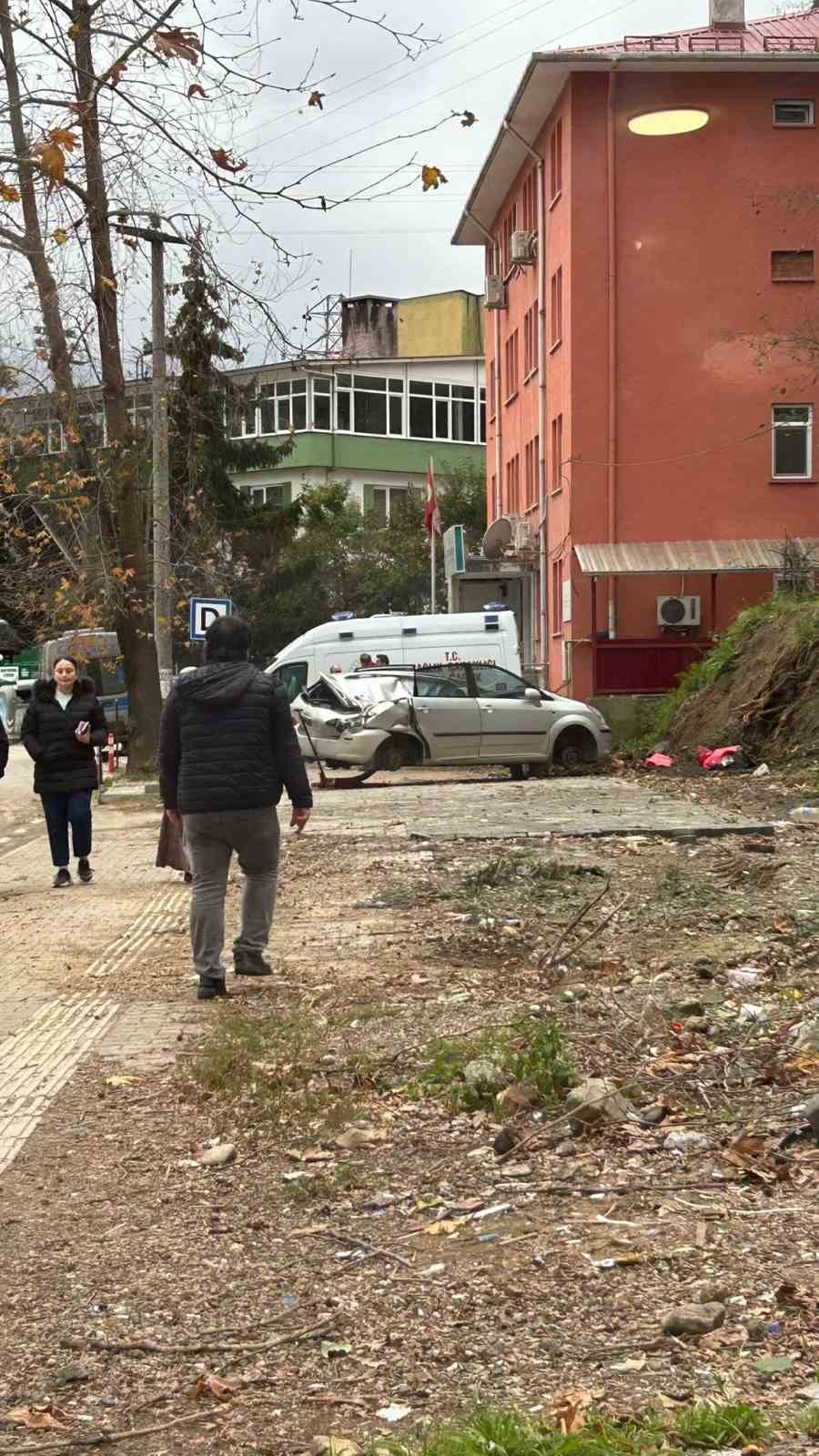Giresun’da devrilen ağaç bir aracı kullanılamaz hale getirdi
