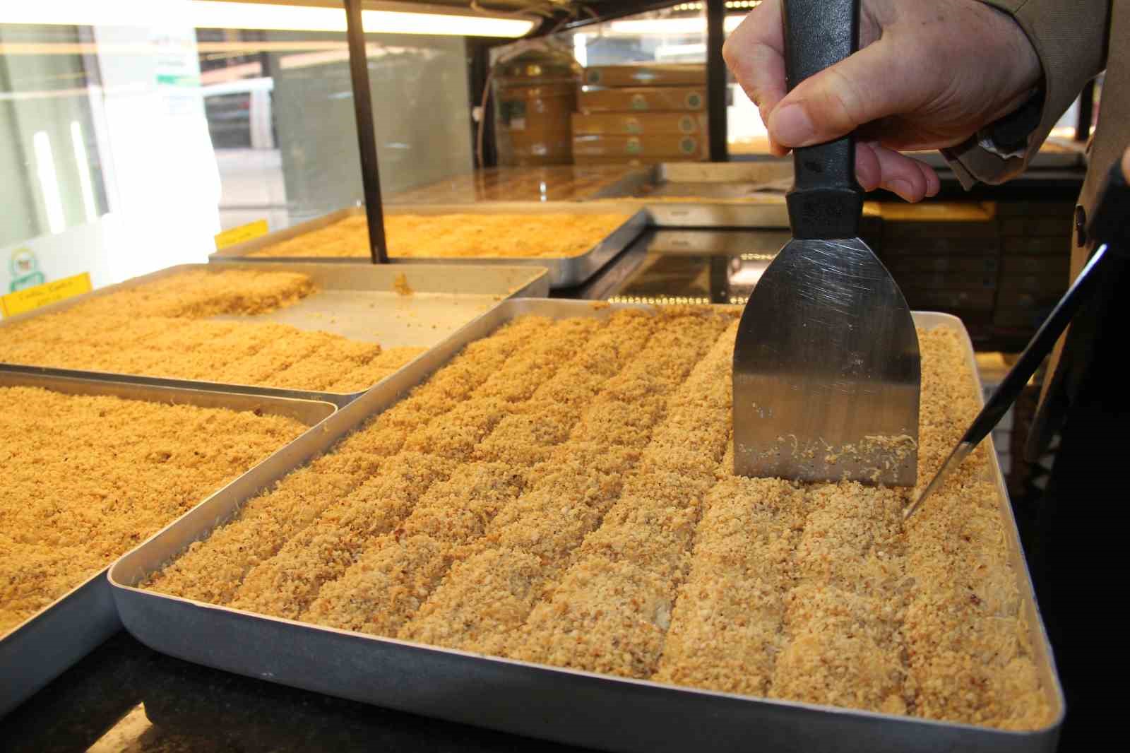 Giresun’da fındıklı tatlılar Ramazan sofralarına lezzet katıyor
Giresun’da fındıklı tatlılar Ramazan sofralarına lezzet katıyor