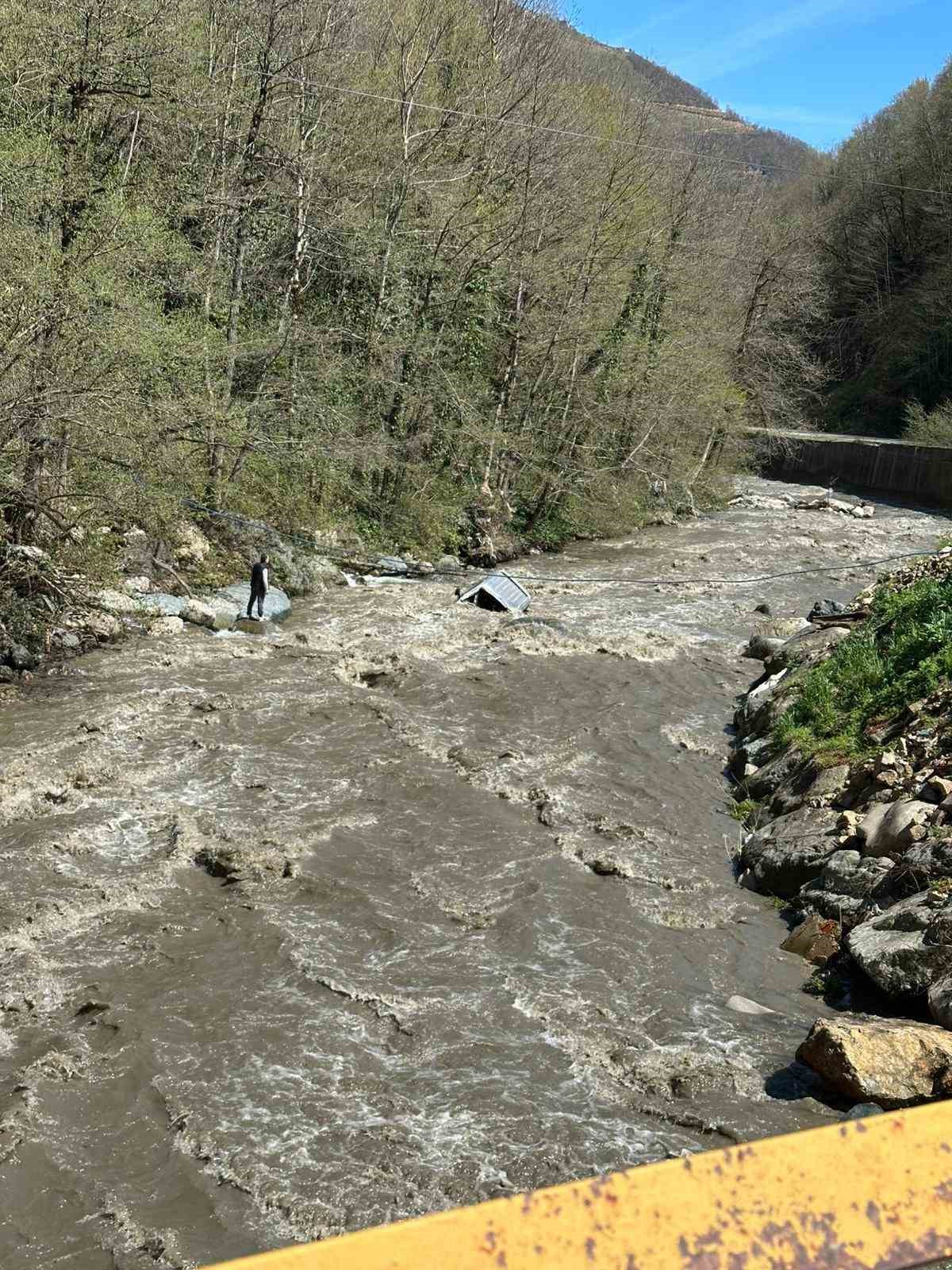 Giresun’da otomobil dereye uçtu: 1 kişi hayatını kaybetti
