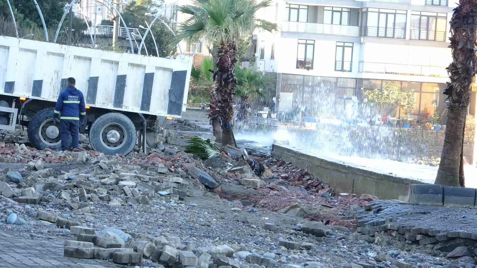 Giresun’un Tirebolu ilçesinde fırtına hasara yol açtı
